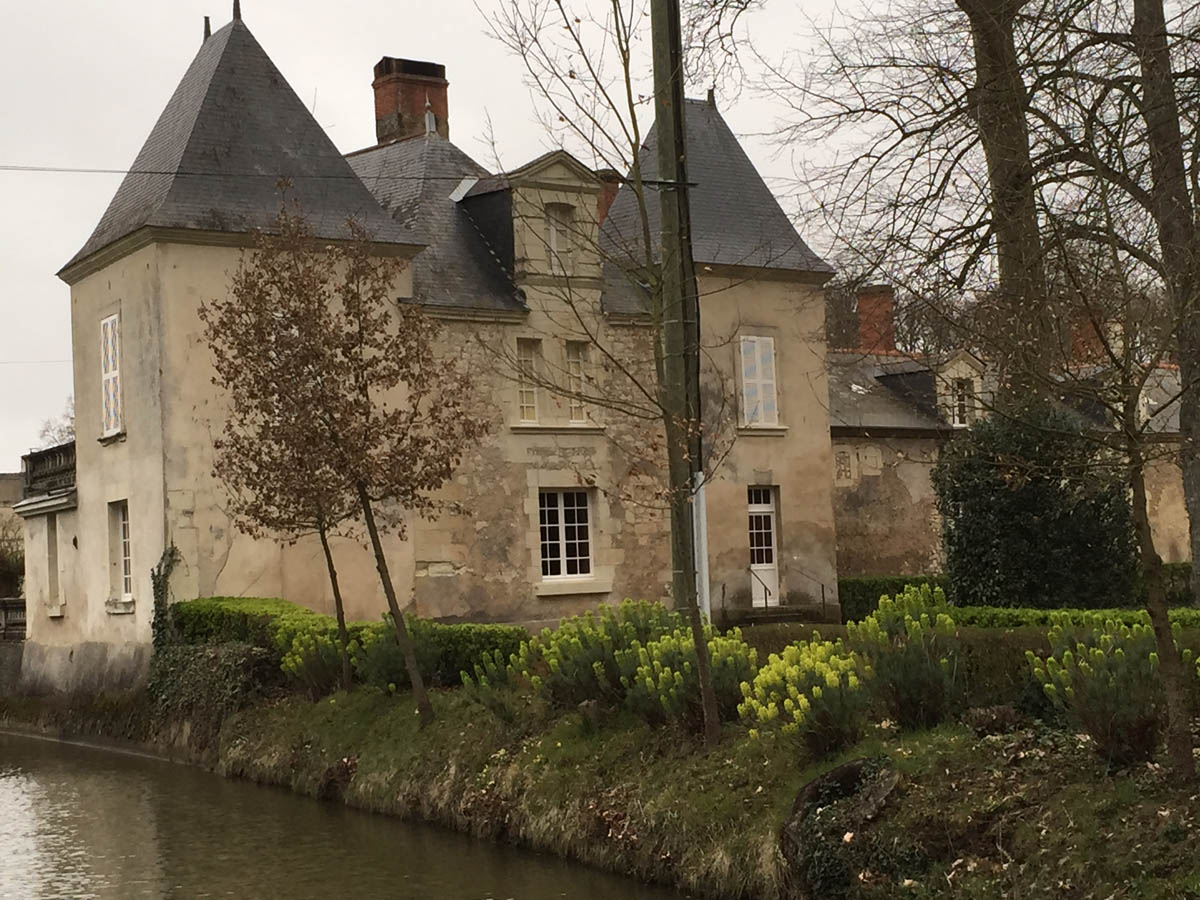 réplique du quartier des servants château d'échuilly