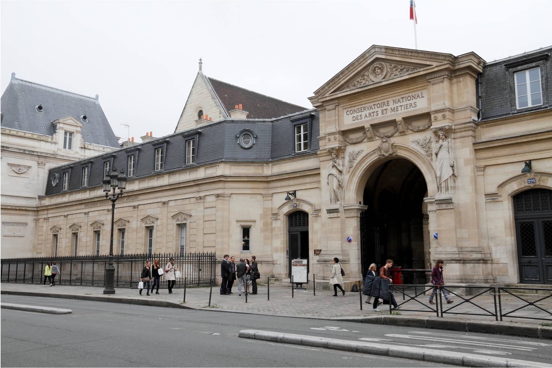 restauration des fenêtres du conservatoire national des arts et métiers