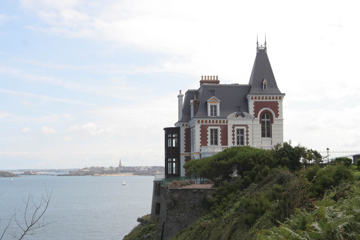 restauration de fenêtres villa des roches brunes en bretagne